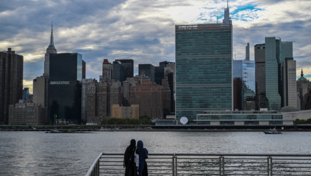 Lagyenews's tweet photo. Guerras, inteligencia artificial y una ONU sometida a prueba.

Los líderes mundiales vuelven a reunirse en Nueva York para la Asamblea General en un escenario internacional especialmente complejo.

Donald Trump llega con la guerra con Irán como uno de los grandes asuntos de su agenda, mientras crece la preocupación por la estabilidad de Medio Oriente y sus efectos sobre los mercados energéticos. Al mismo tiempo, la ONU busca colocar en el debate internacional la necesidad de establecer salvaguardas y mecanismos de cooperación frente al acelerado desarrollo de la inteligencia artificial.

Durante los próximos días, el podio de Naciones Unidas volverá a mostrar las diferencias —y los posibles puntos de encuentro— entre las principales potencias.

#ONU #Geopolítica #InteligenciaArtificial #MedioOriente

Fuente: Primicias.