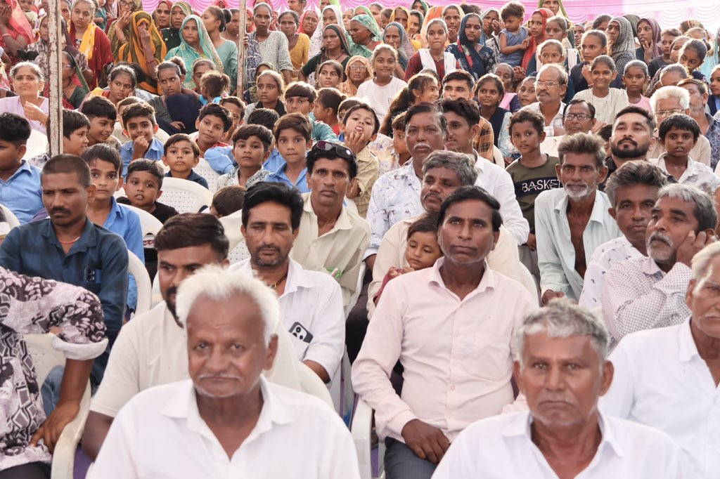 HardikPatel_'s tweet photo. सेवा संकल्प अभियान के अंतर्गत देत्रोज तहसील के बोस्का गांव में जनसेवा के संकल्प को और मजबूत किया।

आज देत्रोज तहसील के बोस्का गांव में स्वच्छता अभियान, सेवा योजना शिविर, ग्रामीणों की समस्याओं की सुनवाई एवं ग्रामसभा सहित विभिन्न सेवाभावी कार्यक्रमों में उपस्थित रहकर ग्रामीणों के साथ सीधा संवाद किया।

दिनभर चले स्वच्छता अभियान के अंतर्गत पूरे गांव में स्वच्छता एवं सफाई का कार्य किया गया। साथ ही सरकारी योजनाओं का लाभ जरूरतमंद लाभार्थियों तक पहुंचाने के लिए सेवा योजना शिविर का आयोजन किया गया।