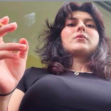 T_RexRoars's tweet photo. This girl promoted a scammer just because she belonged to the same caste he was - Rathod

Then : trust me bro
Now : Rathod me bro 😭 https://t.co/f4gvzAHu1b