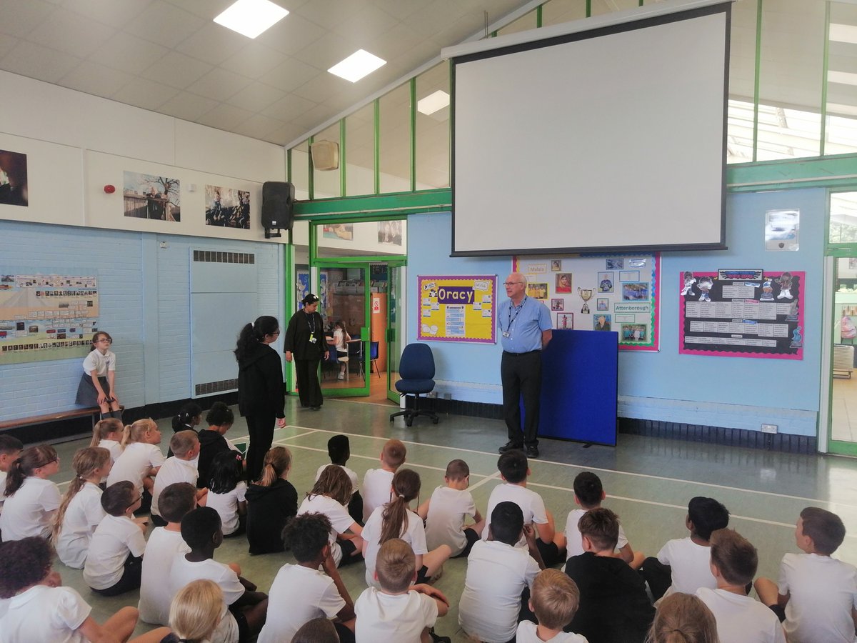 SpringfieldPri2's tweet photo. Recently, as part of Year 4 Lifeskills we had a visit from school governor and local councillor Ian Fuller. The children asked him questions about how local councils have a responsibility to manage our city. #politicalpeople #springfieldsmiles https://t.co/2baOXBUzqY