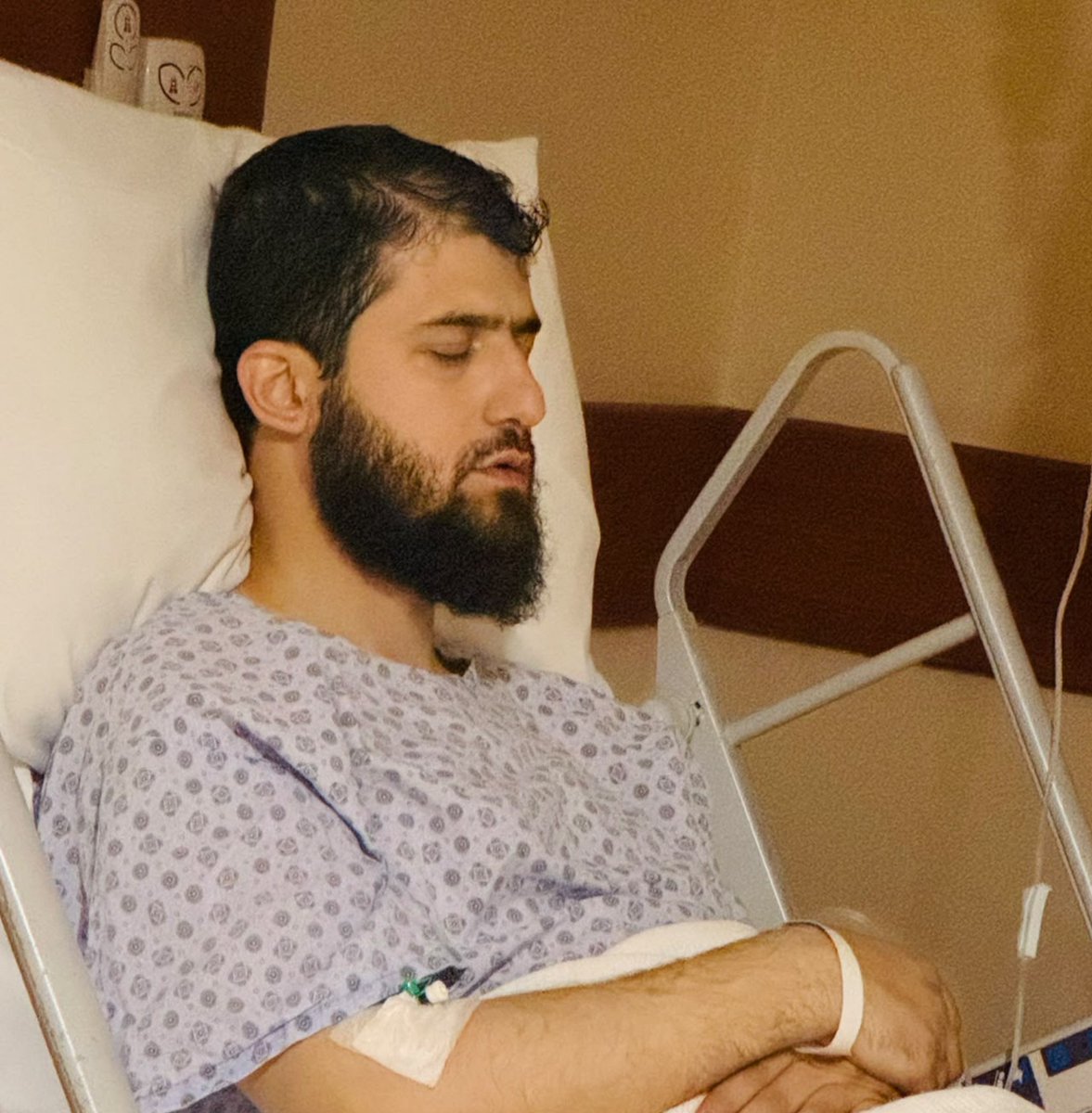mr_mugira's tweet photo. Bugün kardeşler Hasan Hoca'nın bir videosunu gönderdiler. Yoğun bakımda, anestezinin etkisi altında, gözyaşları içinde “Gazze'ye ne oldu?” diye tekrar ederek ağlıyor.

Ölümle pençeleşen bir insanı düşünün. Kendi canıyla mücadele ettiği anlarında bile ümmetin ahvalini düşünüyor. https://t.co/J0zZ5mkBpv