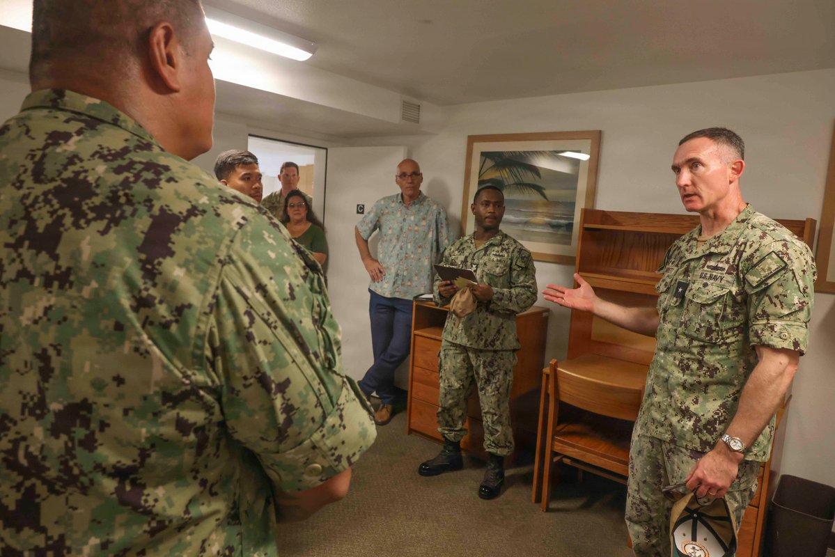 NavRegHawaii's tweet photo. ⚓ Rear Adm. Rich Jarrett, commander, Navy Region Hawaii, tours barracks at JBPHH Sept. 17 as part of efforts to assess and improve living conditions that support service members and mission readiness. 

@JointBasePHH @CNICHQ 

#enablingthefighter #Warfighting #Readiness #USNavy https://t.co/srn8lqbpqu