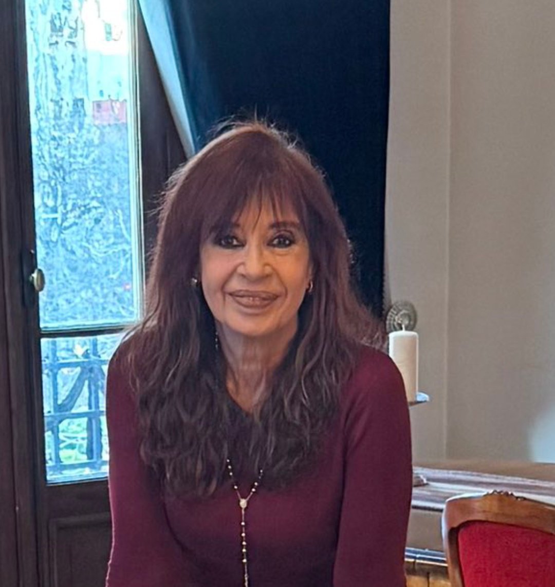 NickyTejeda's tweet photo. Quiero decir algo que muchos tal vez no entiendan o no les interese...

Me llena de orgullo...

Me asombra su fortaleza...

Me transporta a una Argentina distinta...

Me duele su dolor...

Me hace mal su tristeza...

Me emociona...

Cristina... https://t.co/QbzYOG5Yp1