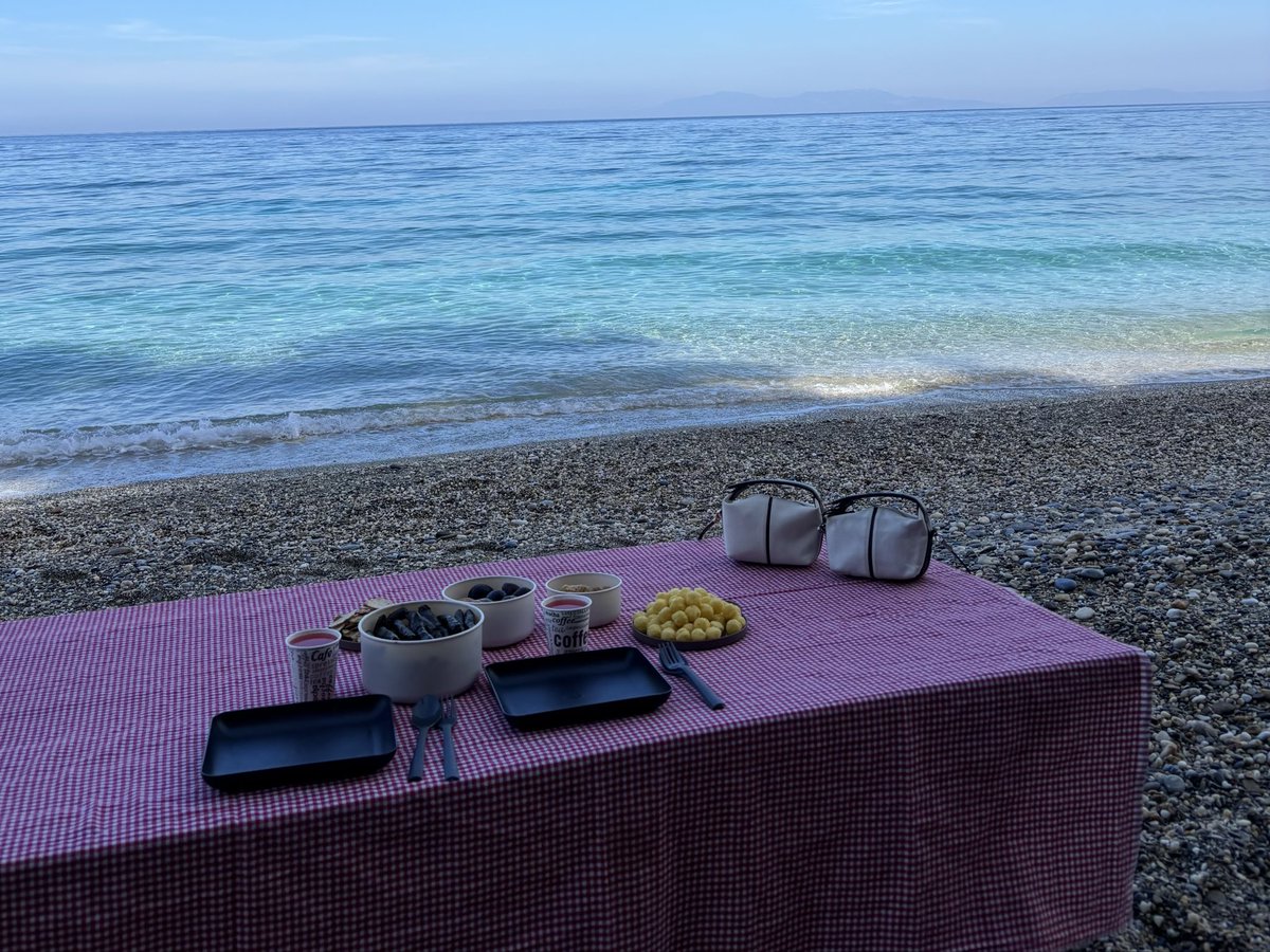 rabiksel's tweet photo. yakın arkadaşla yapılan deniz date💗✨🌊🎨 https://t.co/UK0sUzATv0