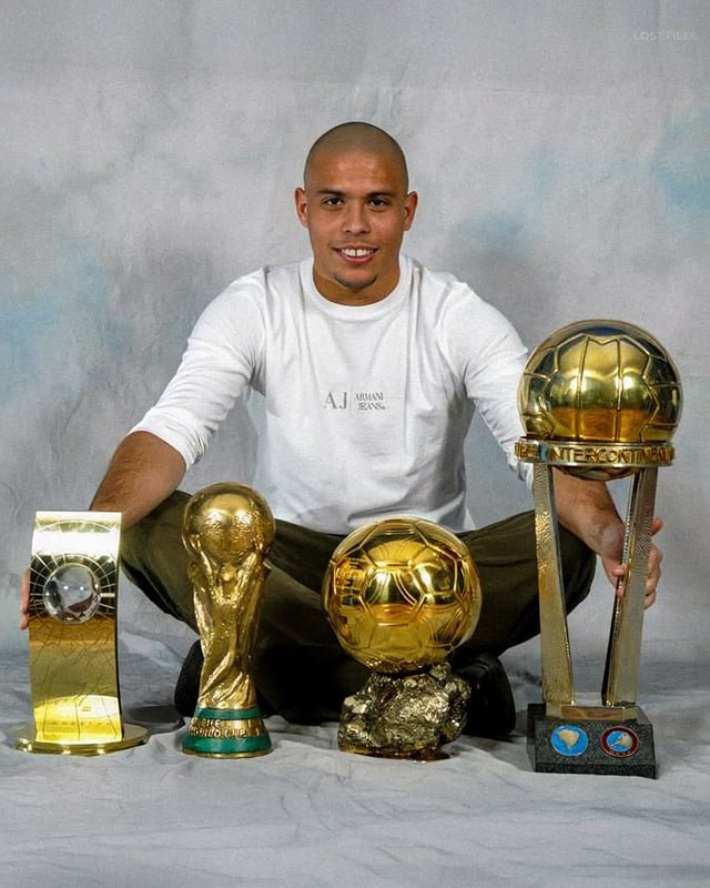 Noitedecopa's tweet photo. 𝐑𝐨𝐧𝐚𝐥𝐝𝐨 𝐅𝐞𝐧𝐨𝐦𝐞𝐧𝐨 𝐜𝐨𝐦𝐩𝐥𝐞𝐭𝐚 𝟓𝟎 𝐚𝐧𝐨𝐬 :
  
🇧🇷 𝐂𝐫𝐮𝐳𝐞𝐢𝐫𝐨:
⚔️ 58 Jogos
⚽ 56 Gols
🎯 21 Assistências
🏆 1x Copa do Brasil
🏆 1x Campeonato Mineiro
  
🇳🇱 𝐏𝐒𝐕 𝐄𝐢𝐧𝐝𝐡𝐨𝐯𝐞𝐧:
⚔️ 57 Jogos
⚽ 54 Gols
🎯 06 Assistências
🏆 1x Copa da Holanda
  
🇪🇸 𝐁𝐚𝐫𝐜𝐞𝐥𝐨𝐧𝐚:
⚔️ 49 Jogos
⚽ 47 Gols
🎯 13 Assistências
🏆 1x UEFA Cup Winners Cup
🏆 1x Copa da Espanha
🏆 1x Supercopa da Espanha
  
🇮🇹 𝐈𝐧𝐭𝐞𝐫𝐧𝐚𝐳𝐢𝐨𝐧𝐚𝐥𝐞:
⚔️ 99 Jogos
⚽ 59 Gols
🎯 10 Assistências
🏆 1x UEFA Europa League
  
🇪🇸 𝐑𝐞𝐚𝐥 𝐌𝐚𝐝𝐫𝐢𝐝:
⚔️ 177 Jogos
⚽ 104 Gols
🎯 35 Assistências
🏆 1x Copa Intercontinental
🏆 2x Campeonato Espanhol
🏆 1x Supercopa da Espanha
  
🇮🇹 𝐌𝐢𝐥𝐚𝐧:
⚔️ 20 Jogos
⚽ 09 Gols
🎯 05 Assistências
  
🇧🇷 𝐂𝐨𝐫𝐢𝐧𝐭𝐡𝐢𝐚𝐧𝐬:
⚔️ 69 Jogos
⚽ 35 Gols
🎯 11 Assistências
🏆 1x Copa do Brasil
🏆 1x Campeonato Paulista
  
🇧🇷 𝐁𝐫𝐚𝐬𝐢𝐥:
⚔️ 99 Jogos
⚽ 62 Gols
🎯 32 Assistências
🏆 2x Copa do Mundo
🏆 1x Copa das Confederações
🏆 2x Copa América
  
🌐 𝐃𝐞𝐬𝐞𝐦𝐩𝐞𝐧𝐡𝐨 𝐆𝐞𝐫𝐚𝐥:
⚔️ 628 Jogos
⚽️ 426 Gols
🎯 133 Assistências
🅿️ 559 Participações G/A
🏆 18 Títulos
🌟 2x Bola de Ouro
🌟 3x The Best FIFA
🌟 1x Chuteira de Ouro
🌟 1x Melhor Jogador da UEFA
🌟 1x Bola de Ouro da Copa do Mundo
  
📰 Guh Souza | Noite de Copa