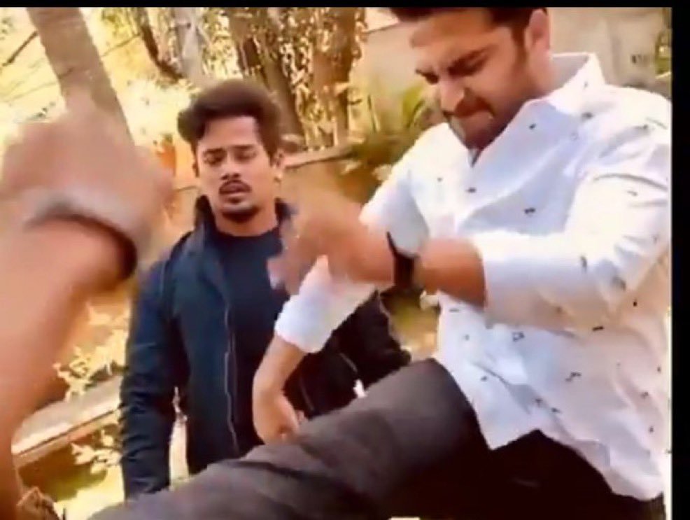 While_5's tweet photo. Kasepatlo Paradise Day 1 tho Nizam
lo War 2 closing lechipothunte
USA lo already pre-sales thone
lechipoyindhi Inka tender enti ra https://t.co/s5r7XxWI3Y
