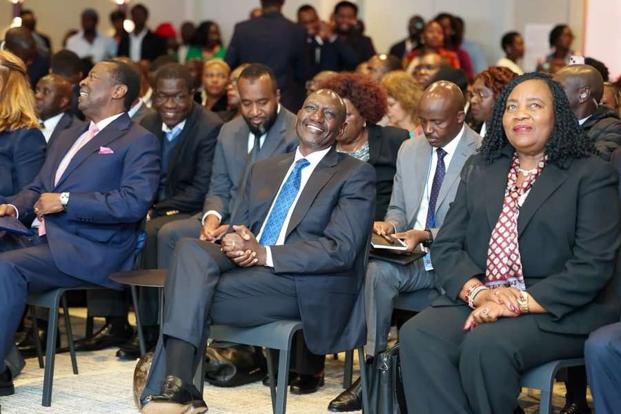 Maryian96's tweet photo. Yaani Rais replaced Baba with his wife immediately, Ida  Odinga is now sitting in seats that baba used to be,woiii this country is like death open doors that cant be opened by life...ayam sure he is using Ida appointment to get luo votes and they will fall right into the trap with si muliona nilipea Ida kazi hahah