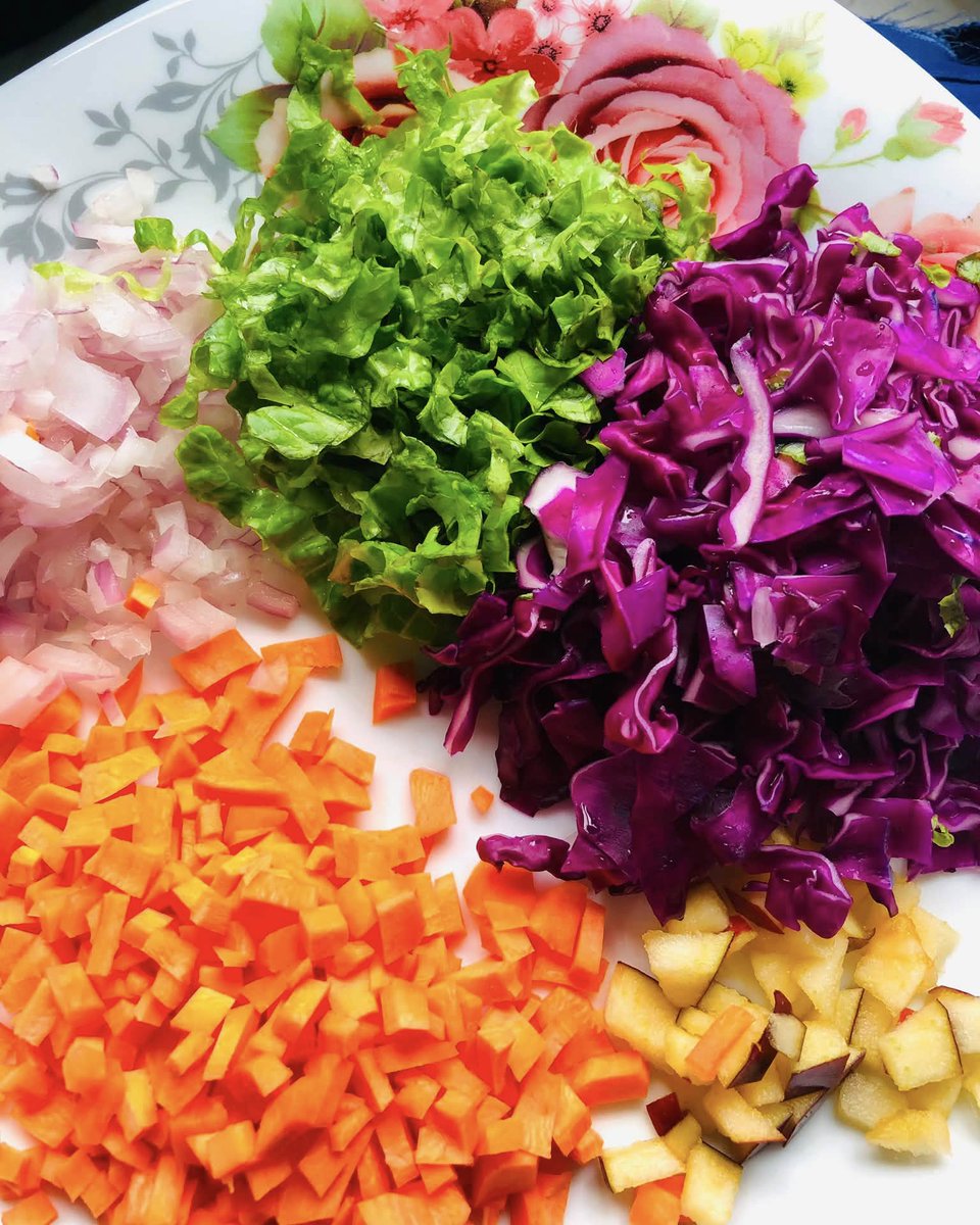ThomasOszuuk5's tweet photo. My colorful lunch salad is fresh, delicious, easy to prepare, and packed with vitamins, minerals, antioxidants, and fiber. Add chicken, eggs, tuna, or legumes for a complete, protein-rich meal. https://t.co/XBQMVLEWe3