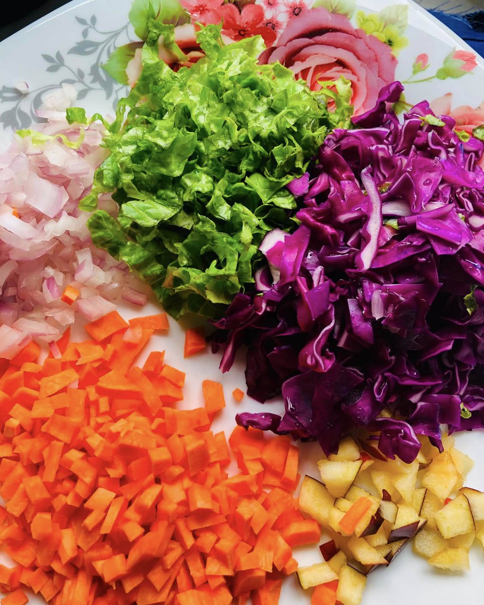 ThomasOszuuk5's tweet photo. My colorful lunch salad is fresh, delicious, easy to prepare, and packed with vitamins, minerals, antioxidants, and fiber. Add chicken, eggs, tuna, or legumes for a complete, protein-rich meal. https://t.co/XBQMVLEWe3