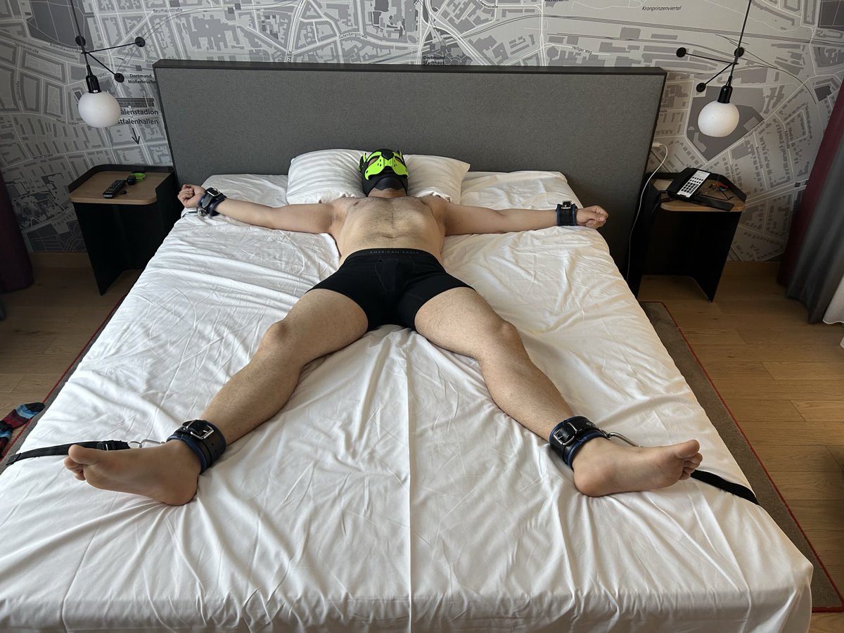 TiedTicklishGuy's tweet photo. Photos from the session on the 22nd of August 2026
#tickle #cosquillas #kitzeln #tickling #ticklish #maletickling #armpittickling #sidetickling #feettickling #feet #tickletorture #gay #pup #bdsm https://t.co/QDbCfAVksQ