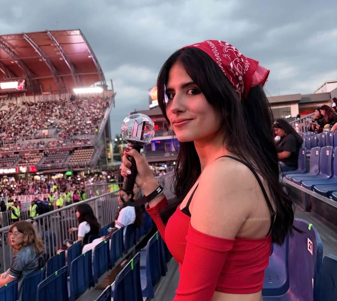 florirang's tweet photo. Hace dos semanas Maricris falleció en manos de su novio.
Ella era ARMY de corazón. Con mucho esfuerzo y emoción cumplió su sueño de ver a BTS en vivo.
Hoy vengo a pedirles su apoyo para que esta publicación se viralice. Necesitamos que se haga justicia y que la fiscalía actúe https://t.co/fqz8ZGzyD9