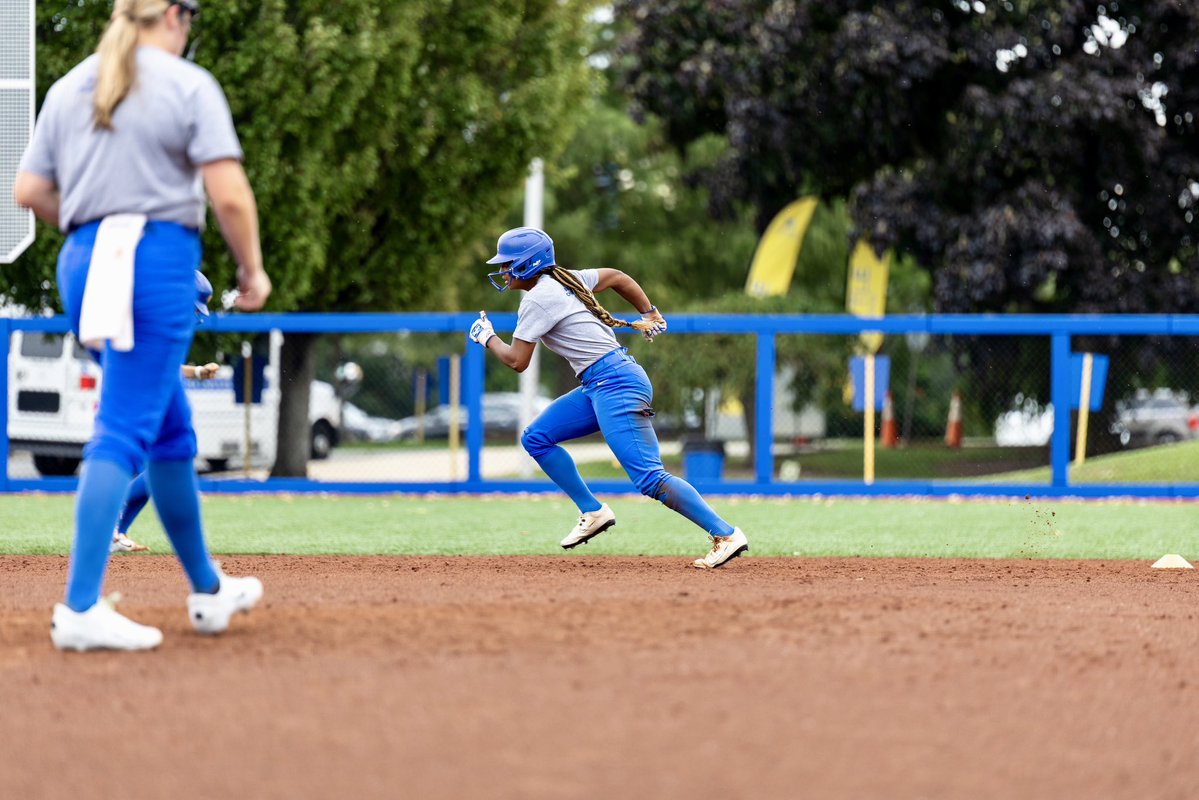 HofstraSoftball's tweet photo. Today’s forecast called for softball 😎

#PrideOfLI https://t.co/HxfGDBzas4