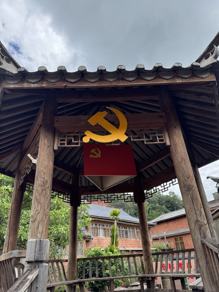erect1234's tweet photo. どうやったらそこに☭つけようと思うんだよ
AI生成を疑いたくなるような代物が
目の前に実物で存在してる... https://t.co/JqmO9F1sPR