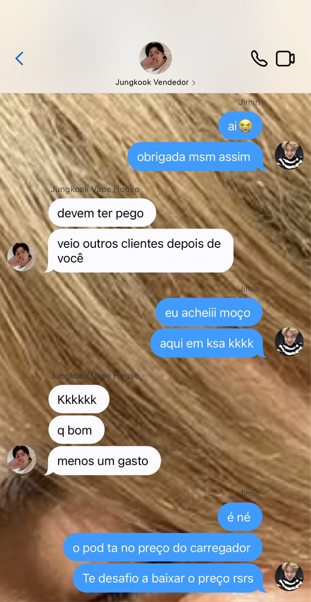 leledacucadojjk's tweet photo. #aujikook 🪡 | onde Jimin vai a uma loja comprar pod e acaba esquecendo seu carregador lá… https://t.co/2QbdSNpTtF
