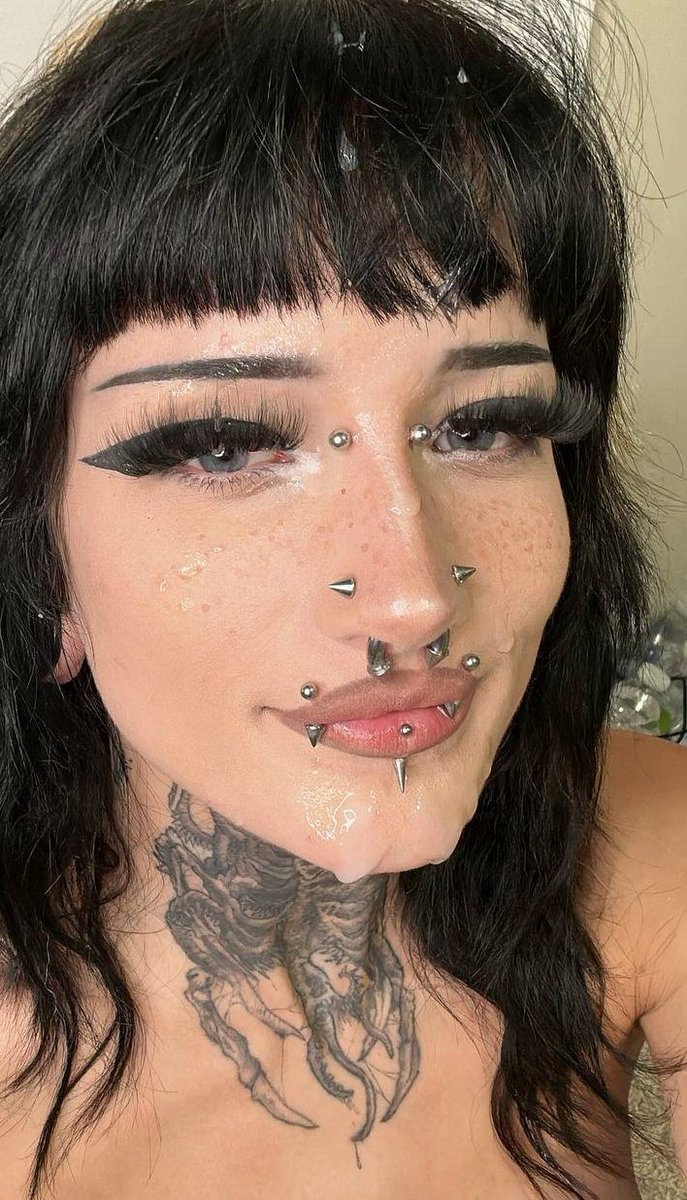 Loue1234's tweet photo. Essa gotica gsotosa ama pagar um babs pra exitar eles com a lingua olha isso no meu perfil https://t.co/GvtILaSnb6