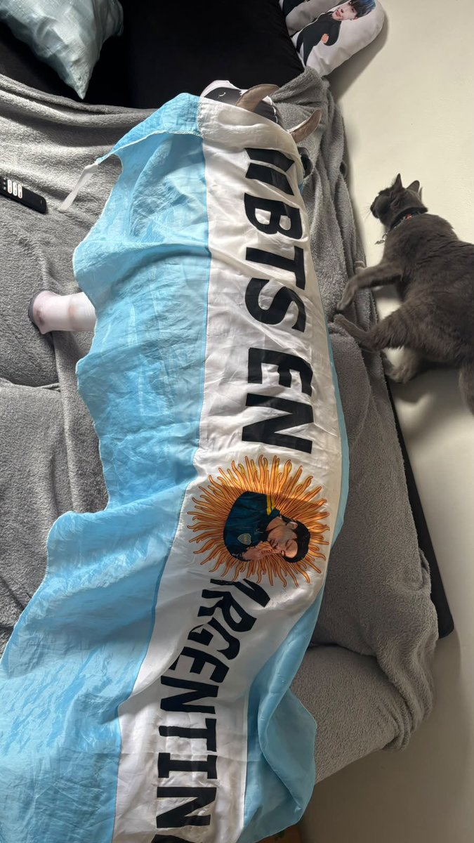 jungkookieotaku's tweet photo. yo las amo chicas pero dejen de comprar vacas porque las verdaderas ya están en argentina y tienen nombre 😎 https://t.co/jZHDFznI2D