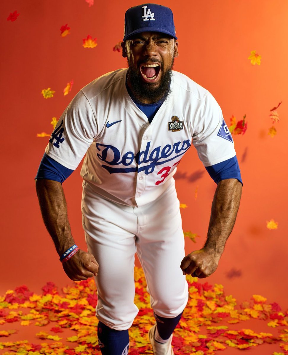 myfriendteo's tweet photo. HAPPY FIRST DAY OF FALL 🍂🍁🎃 https://t.co/B2RHWJYcrl