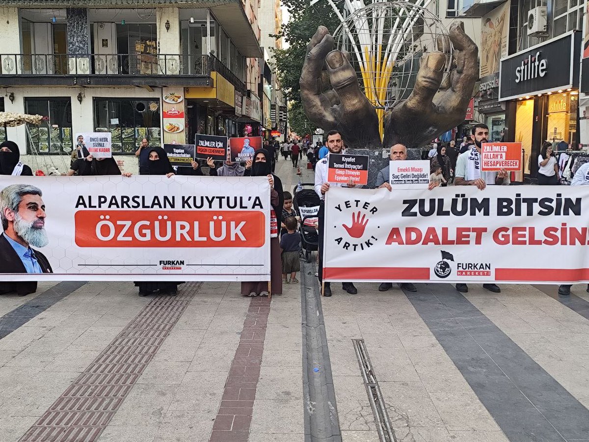 FH_Susmaz's tweet photo. MEYDANLARDAN ÖZGÜRLÜK VE ADALET ÇAĞRISI!

Alparslan Kuytul Hoca, Semra Kuytul Hocahanım ve Furkan Hareketi mensuplarının haksız tutukluluğuna karşı gerçekleştirilen basın açıklamasında, adalet ve özgürlük talebi meydanlardan bir kez daha güçlü bir şekilde haykırıldı.

Haksızlıklara karşı seslerin yükseltilmeye, adalet ve özgürlük talebinin kararlılıkla dile getirilmeye devam edileceği bir kez daha haykırıldı.

Şehir şehir, meydan meydan özgürlük talebi 
yükseliyor!

📍 Batman 📍Antalya

#YargıEliyleZulüm
MahpusAilelerine Zulüm
AkpDönemi ZulümDönemi