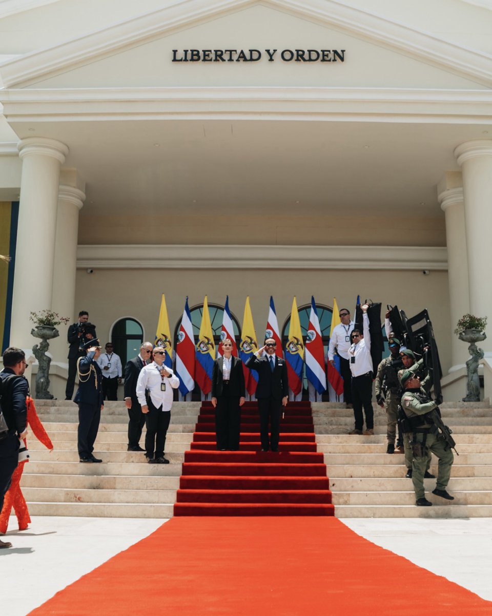 ABDELAESPRIELLA's tweet photo. Recibí en Barranquilla a la presidente de Costa Rica, Laura Fernández, en su primera visita al exterior como Jefa de Estado. 🇨🇴🇨🇷

Fue un encuentro entre dos naciones hermanas, unidas por valores, desafíos y el propósito de construir una región más segura, próspera y con mayores oportunidades para nuestros pueblos.
Reafirmamos nuestra voluntad de fortalecer la relación entre Colombia y Costa Rica, trabajar de manera articulada y convertir nuestra amistad histórica en resultados concretos para nuestros ciudadanos.

Presidente Fernández: gracias por escoger a Colombia para esta importante visita. Costa Rica tiene en nuestro país un amigo y un aliado.

¡Firme por la Patria!
¡Viva Cristo Rey!
(A.D.L.E.) 🇨🇴🐅