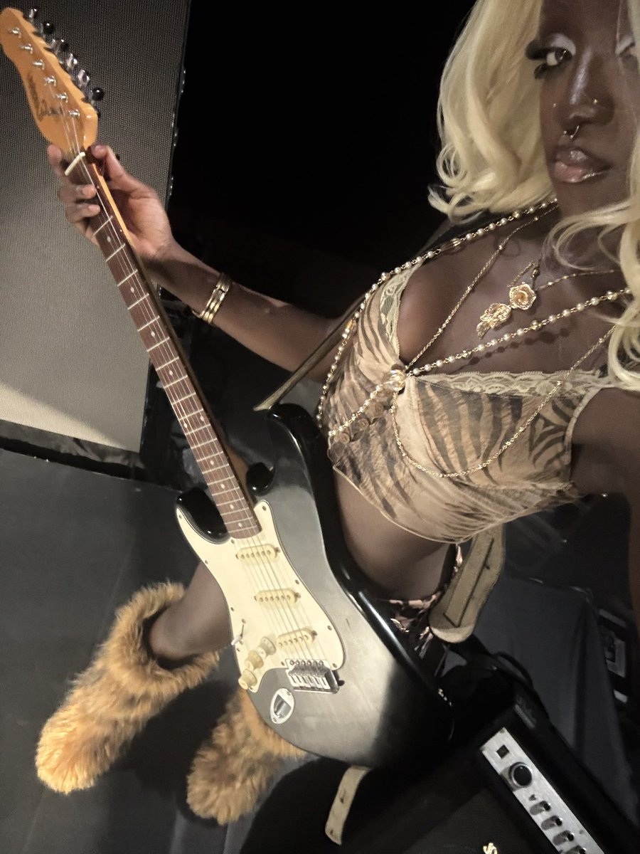 lotoscuffs_'s tweet photo. Omoloto on set for body by ckay and mavo . 2025 https://t.co/BaDAqdT9zD