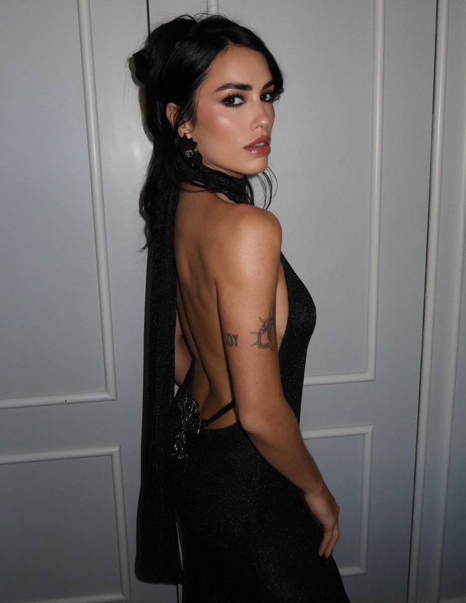 Ronel_1999's tweet photo. Lo diosa que esss😍😍
Cc: albaglance https://t.co/jojVSxf6Ee