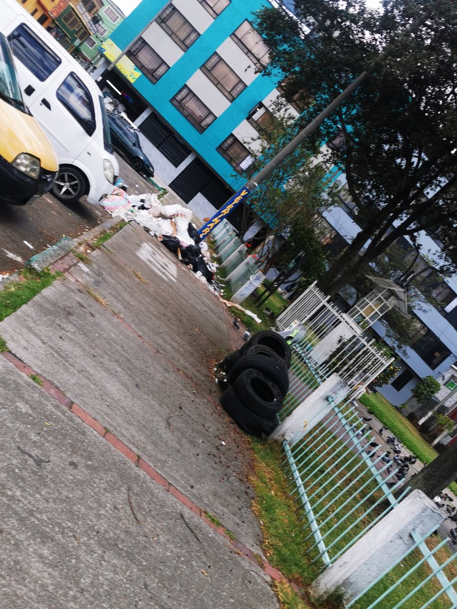 Juliamzam's tweet photo. @Uaesp @Bogota @PasaenBogota @Alcaldiakennedy @PoliciaBogota @Bogota #Bogotá @PasaenBogota a pesar de buena gestión de @uaesp los vecinos siguen con malas conductas. Se necesita urgente señalizacion @Alcaldiakennedy y la acción de @PoliciaBogota con los correctivos. Así está hoy el punto denunciado hoy. Requiere solicito de fondo 🧵 🔽 https://t.co/hPmQhfDpWi