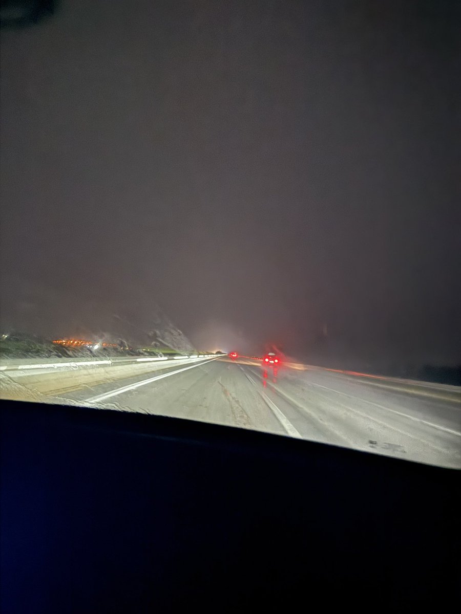 jerenimmo's tweet photo. Burası İstanbul/İzmir paralı yolu. Bu yoldan İzmir’e gittiğinizde 3 bin küsür TL para ödüyorsunuz. Sıfır aydınlatma, yol boyu zaman zaman asfalt, yağan sağnaktan ötürü su birikintileriyle dolu. Öyle yani! https://t.co/DjTK6zmbk6