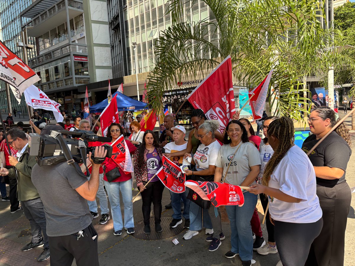 uniamericas's tweet photo. 🇧🇷 ✊ Centenas de trabalhadoras e trabalhadores da enfermagem se mobilizam hoje em Belo Horizonte pelo reajuste anual do Piso Nacional da Enfermagem.

Em três anos sem reajuste, a categoria já perdeu 18% do seu poder de compra. https://t.co/RGTIpGnuE3