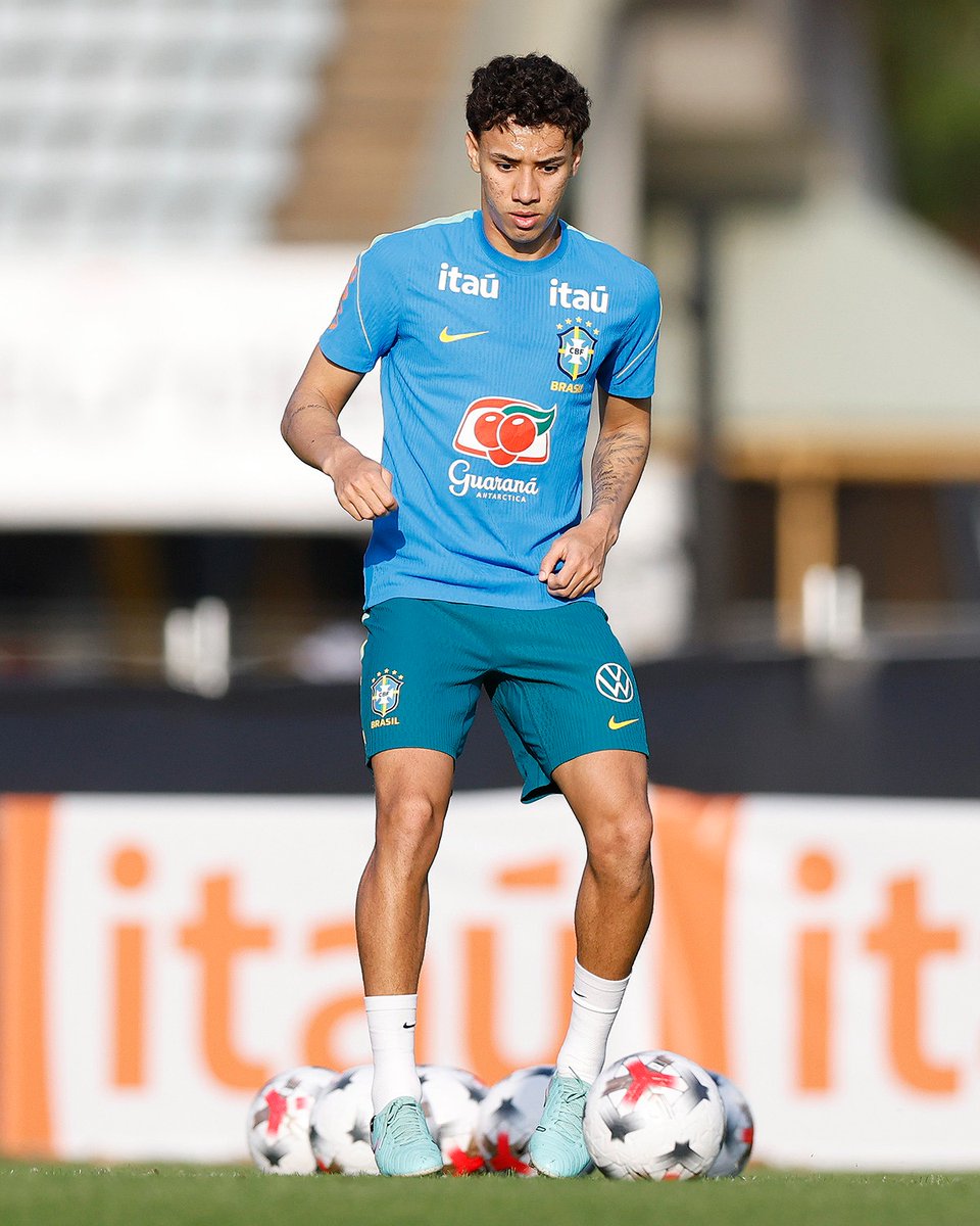 SantosFC's tweet photo. O primeiro treino pela #SeleçãoBrasileira. Vai pra cima deles, Bontempo! 🥶🇧🇷 https://t.co/NNd5ZD3AYr