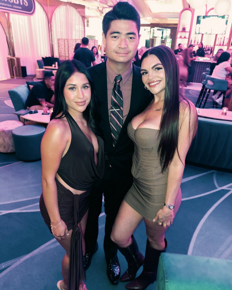 NoahStrattanEnt's tweet photo. These hands were made for your enjoyment 🫶
— Your charming corporate magician, Noah Strattan 🏆
#LetsMAGIC #CorporateMagician #VegasMagic
#CorporateEvents #LasVegasEntertainment https://t.co/dFnvcpWFg1