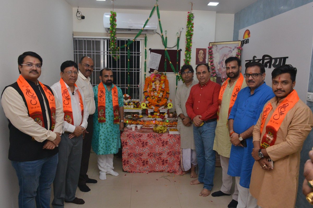 akash_jbp's tweet photo. नईदुनिया अखबार कार्यालय में भगवान श्री महागणपति जी की आयोजित आरती में सम्मिलित हुआ... आदरणीय सम्पादक प्रिय भैया श्री Ujjval Shukla जी का अभिनंदन, सभी गणमान्य जन एवं आदरणीय पत्रकार बंधु शामिल हुए....
@Nai_Dunia https://t.co/yjRzdRIWR0