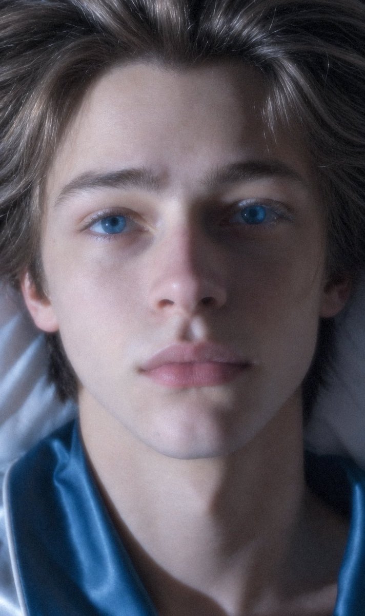 lunarrolls's tweet photo. Fabian is so lucky he gets to gaze into these ocean blue eyes 💙 #ARhapsodyForTheCrownPrince https://t.co/cknK269IRC