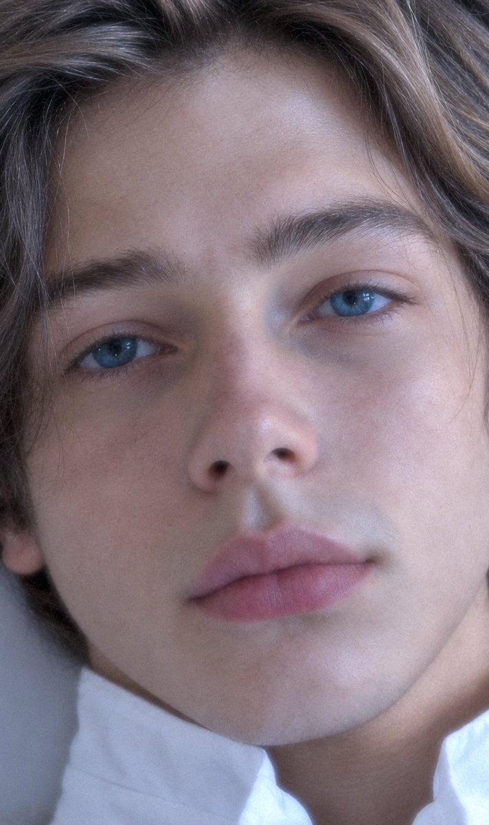 lunarrolls's tweet photo. Fabian is so lucky he gets to gaze into these ocean blue eyes 💙 #ARhapsodyForTheCrownPrince https://t.co/cknK269IRC