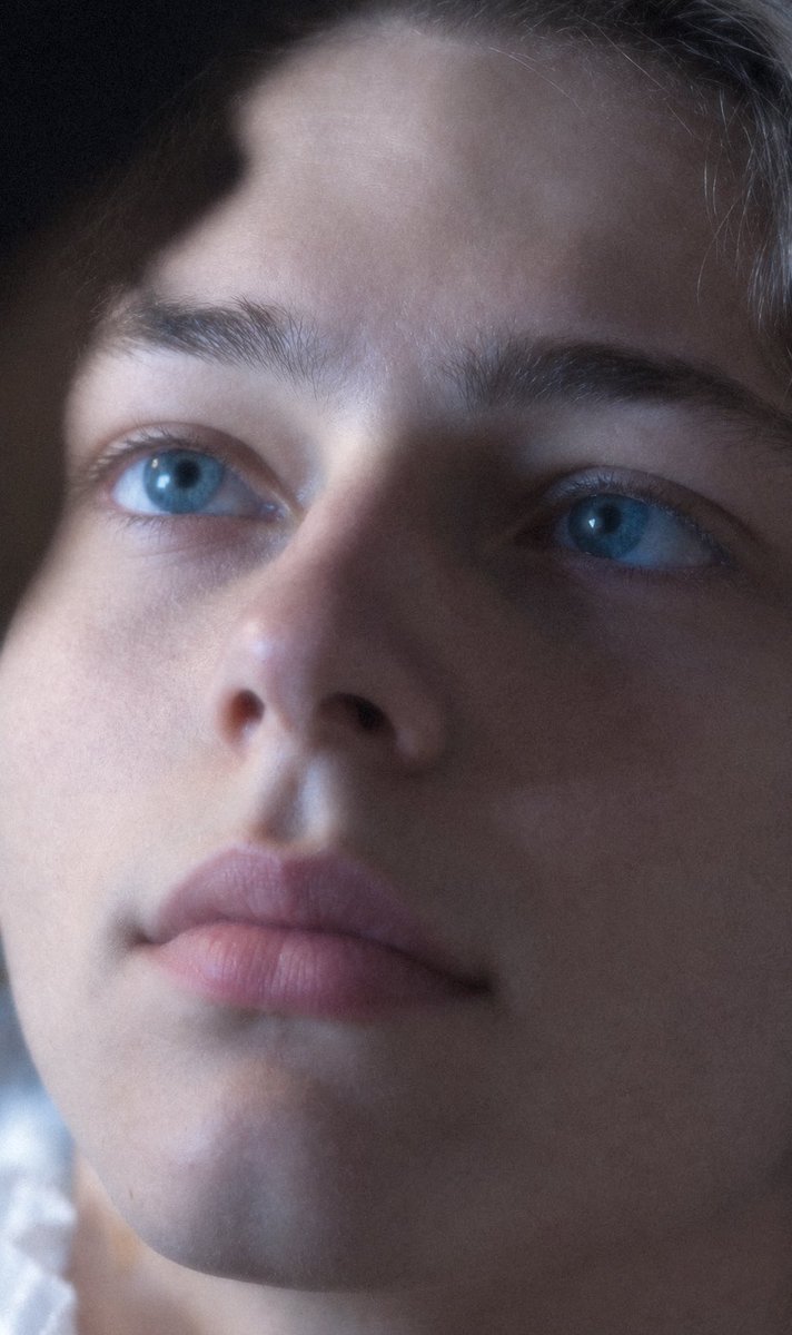lunarrolls's tweet photo. Fabian is so lucky he gets to gaze into these ocean blue eyes 💙 #ARhapsodyForTheCrownPrince https://t.co/cknK269IRC