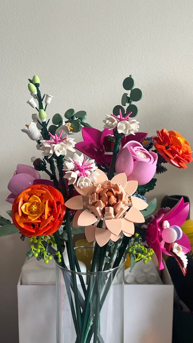 dreamyflowerrs's tweet photo. lego flowers 💐 https://t.co/NGWAPGVz3x