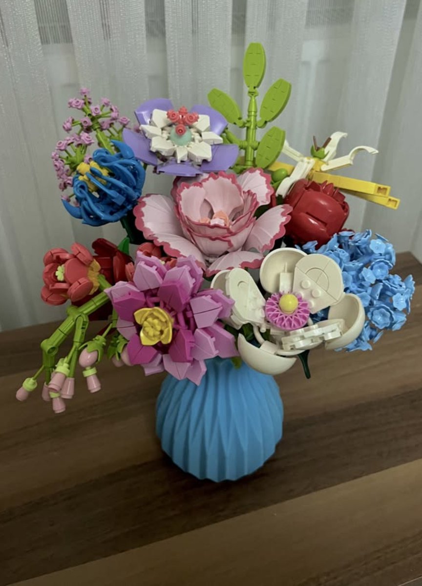 dreamyflowerrs's tweet photo. lego flowers 💐 https://t.co/NGWAPGVz3x