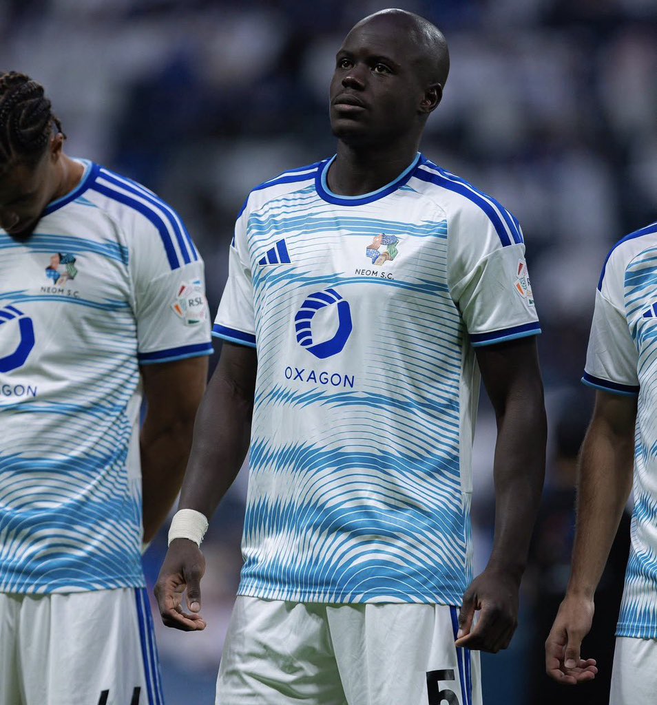 ActuFoot_'s tweet photo. 🚨🚨 MALANG SARR 🇸🇳 A REÇU UN ÉNORME COUP DE PRESSION DES PROCHES D’UN ANCIEN CONSEILLER POUR UNE HISTOIRE… D’ARGENT ! 😱💰

En juillet, alors qu’il vient de signer à NEOM 🇸🇦, deux hommes arrivent en van noir à son hôtel et pénètrent dans une salle privatisée.

👉 Ils auraient SOULEVÉ MALANG SARR DE SON SIÈGE avant de l’obliger à les suivre à l’étage.

Le défenseur aurait ensuite été GIFLÉ dans les escaliers selon plusieurs témoins, ce qu’il dément. 😳

Au cœur de cette scène surréaliste : L’ARGENT. 💸

Libre de tout contrat, Sarr avait négocié directement sa signature à NEOM et décroché 15 M€ nets sur 3 ans. Un de ses anciens conseillers aurait très mal vécu de ne toucher AUCUNE COMMISSION sur l’opération.

Malgré les pressions, Sarr aurait REFUSÉ de lui verser un dédommagement.

La police espagnole est intervenue, NEOM a renforcé sa sécurité et le joueur n’a pas souhaité porter plainte.

🗞️ @lequipe