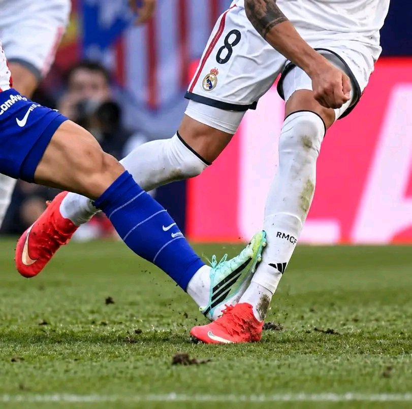 oltsport_'s tweet photo. 🚨  OFFICIAL !

The Referees Committee’s Official Report about the match between Atlético Madrid and Real Madrid:

— A clear and obvious error by the referee regarding Kang-in Lee's foul; he should have been sent off. VAR ought to have intervened.

— The yellow card given to Cuti Romero was correctly awarded following VAR intervention.

—  VAR was right to intervene regarding Huijsen's red card, highlighting the referee's initial failure to call it.