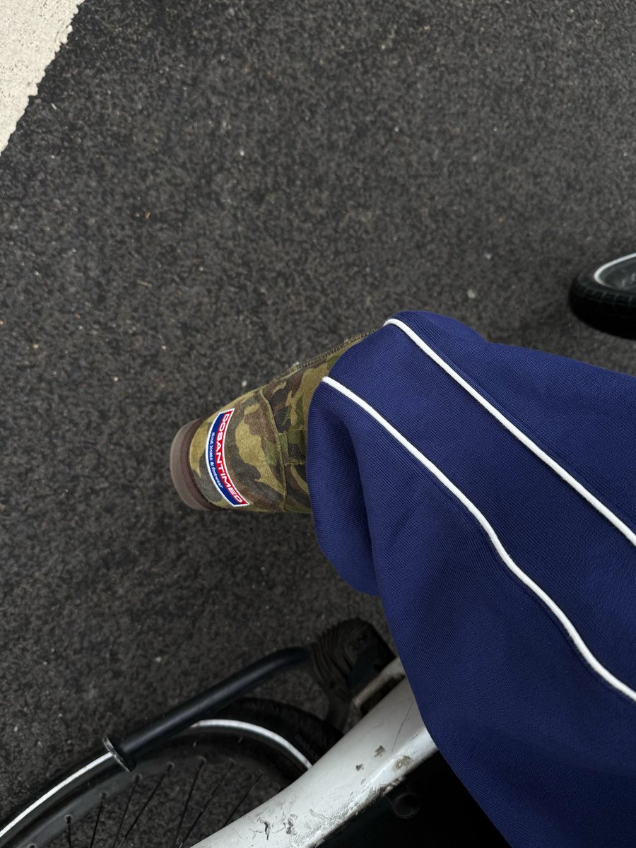 matteoslullitel's tweet photo. sweatpants and boots https://t.co/pMiIbopJzH