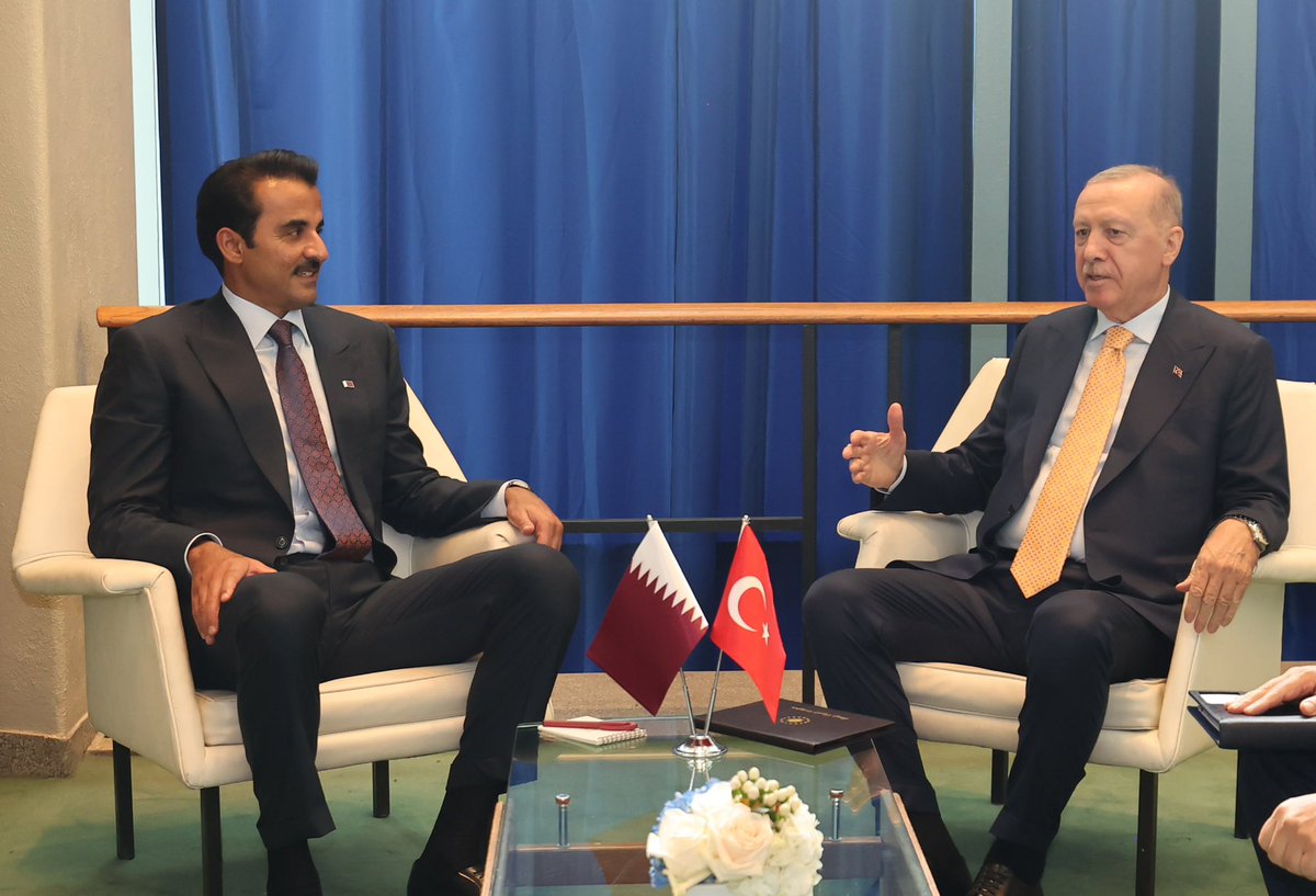 iletisim's tweet photo. Cumhurbaşkanımız Sayın Recep Tayyip Erdoğan, Birleşmiş Milletler 81. Genel Kurulu #ErdoganTheVoiceOfJustice (Adaletin Sesi Erdoğan) için bulunduğu New York’taki BM binasında Katar Emiri Şeyh Temim bin Hamad Al Sani ile bir görüşme gerçekleştirdi. 

Liderler, Türkiye-Katar ikili ilişkileri ile bölgesel ve küresel konuları ele aldı.

Cumhurbaşkanı Erdoğan görüşmede, Türkiye ile Katar olarak ikili ilişkilerimizi yatırım, ticaret, enerji ve savunma sanayii başta olmak üzere her alanda daha ileri seviyelere taşımak için çalışmaya devam edeceğimizi ifade etti.

Cumhurbaşkanımız, bölgemizde enerji arzını olumsuz etkileyen gelişmelerin herkesi sıkıntıya koyduğunu, enerji ve ulaştırma koridorları alanlarındaki iş birliğini ilerletmenin önemli olduğunu belirtti.

İsrail’in Gazze’de barış yönünde adımlar atmamakta ısrar ettiğini, bölgemizdeki İsrail saldırganlığının dizginlenmesi için uluslararası toplumun güçlü bir şekilde baskı kurmasının önemli olduğunu ifade etti. 

Görüşmede Cumhurbaşkanımıza, Dışişleri Bakanı Hakan Fidan, Enerji ve Tabii Kaynaklar Bakanı Alparslan Bayraktar, Ticaret Bakanı Ömer Bolat, MİT Başkanı İbrahim Kalın ve Cumhurbaşkanlığı Savunma Sanayii Başkanı Haluk Görgün eşlik etti.