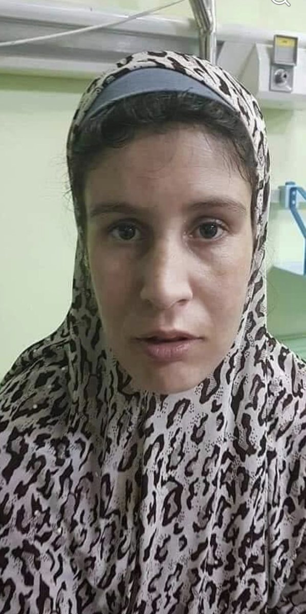 MouloudiaDZ3's tweet photo. …

هذا قبر فتاة جزائرية اسمها «سمية»، توفيت عن عمر 30 سنة.ولا تعرف شيئًا عن أسرتها.

كانت إذا سألها أحد عن حالها تجيب دائمًا: «لاباس عليا»، حتى اشتهرت بين الناس باسم «سمية لاباس عليا».

عاشت سنوات طويلة في دار الرحمة للمسنين، تخدم كبار السن والعجزة وتساعدهم. لم تطلب من أحد شيئًا، ولم تمدّ يدها لأحد، ولم ترجُ من الناس مقابلًا… عاشت حياتها تفعل الخير وتساعد المساكين والعجزة في صمت.

وحين توفاها الله، تكفّل أهل الخير بجنازتها، وشيّعها سكان المدينة في جنازة مهيبة.

فلا تحتقروا أحدًا، ولا تتعالوا على أحد. فقد يكون ذلك الإنسان الذي تنظر إليه باحتقار، أو تتحدث عنه بسوء، أو تراه أقل منك شأنًا، خيرًا منك عند الله وأرفع منك مقامًا.

فالناس يرون الظاهر، أما قدر الإنسان الحقيقي فلا يعلمه إلا الله.

رحم الله سمية، وجعل كل يدٍ أعانتها وكل مسنٍّ خدمته وكل خيرٍ فعلته في ميزان حسناتها.🤲🏼#الجزائر