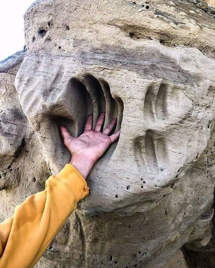 A GIANT HANDPRINT IN STONE… BUT WHO LEFT IT THERE?
At first glance, it looks like a giant hand pressed into a rock wall. The fingers, deep grooves, and claw-like marks make it look almost impossible to believe.
But before we call it the handprint of some prehistoric giant, there’s a question worth asking: What actually made this impression?
The rock dates back millions of years, long before humans appeared. Whatever created the mark belonged to a world that no longer exists.
Place a modern human hand inside it, and the size difference becomes hard to ignore. Our hands look tiny beside the enormous shape carved into the stone.
Was it left by a massive prehistoric animal? A natural formation? Or something else entirely?