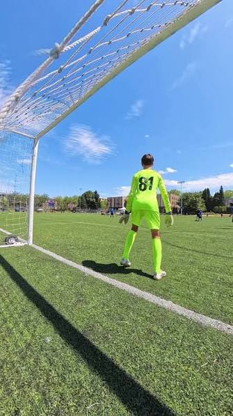 lnstantFoot's tweet photo. 🚨🚨 FINI LES CAMÉRAS 360 DANS LES BUTS ! 😨❌🎥

La FFF, les Ligues et les Districts veulent mettre fin à cette pratique de plus en plus populaire chez les gardiens amateurs ! 🧤📹

👉 En cause : les règles de l'IFAB, qui interdisent la présence de dispositifs de captation sur les filets et les montants pendant les matchs.

Franchement, c'est dommage quand on sait à quel point ces images peuvent donner de la visibilité au foot amateur… et donner envie à des enfants de devenir gardiens. ❤️‍🩹

Parallèlement, dans le monde pro, les images au plus près des buts font désormais partie du spectacle.

Et le timing interpelle : plusieurs médias évoquaient encore hier les inquiétudes autour du manque de gardiens français de très haut niveau pour les prochaines années. 🇫🇷🧤

Parfois, une simple vidéo peut aussi créer des vocations. 🤷‍♂️

Vous en pensez quoi ?