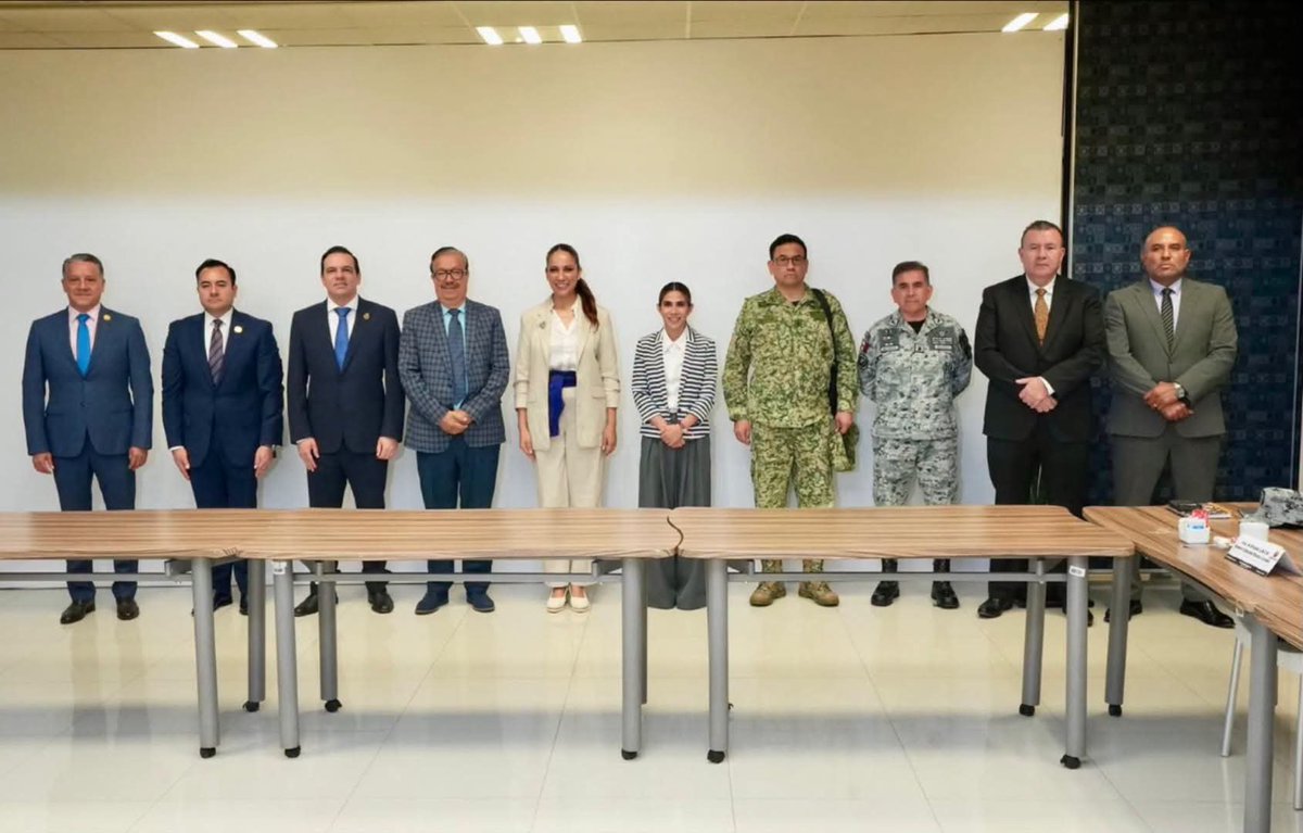 LibiaDennise's tweet photo. Me reuní con el Grupo de Inteligencia Operativa y la Mesa de Seguridad y Paz para continuar avanzando en las acciones que nos permiten enfrentar la violencia y cuidar a las familias de nuestro estado. 🛡️

Cada acción cuenta y cada resultado nos impulsa a seguir. Nuestra tarea es avanzar, todos los días, hacia un Guanajuato más seguro.