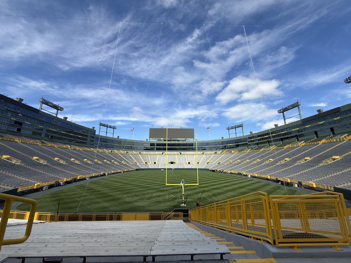 StaceyDales's tweet photo. Are you kidding me😍
#GoPackGo #Lambeau https://t.co/nKXrsdYqaU