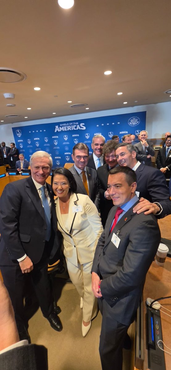 CarlosVerareal's tweet photo. Camaradería:de izq a der,Presidentes de Chile,Perú,Ecuador,Bolivia,Argentina,Paraguay y… Rep. Dom. https://t.co/kd0secsZgQ