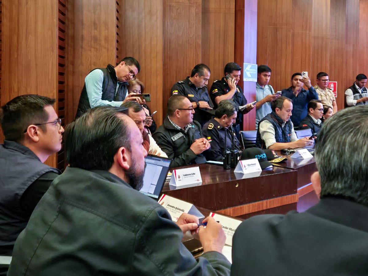 emov_ep's tweet photo. 🚦 #EMOVInforma
Hoy participamos en el simulacro por el Fenómeno del Niño junto a los organismos de seguridad y respuesta de Cuenca.
Nuestro contingente de tránsito está preparado para apoyar la movilidad y responder de manera oportuna ante una emergencia.
#EMOVContigo
@MarisolPenaloz2
@AlcaldiaCuenca1