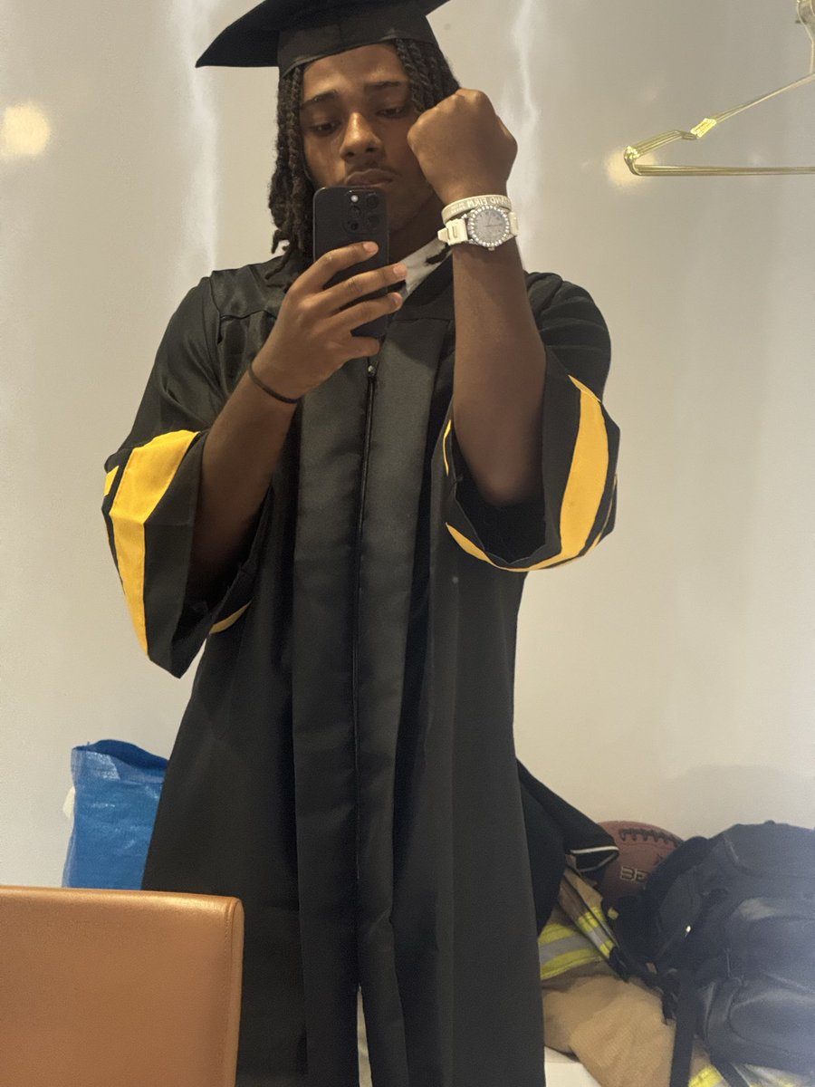 datsjgmane's tweet photo. senior pics out the way https://t.co/VctD3cgLfh