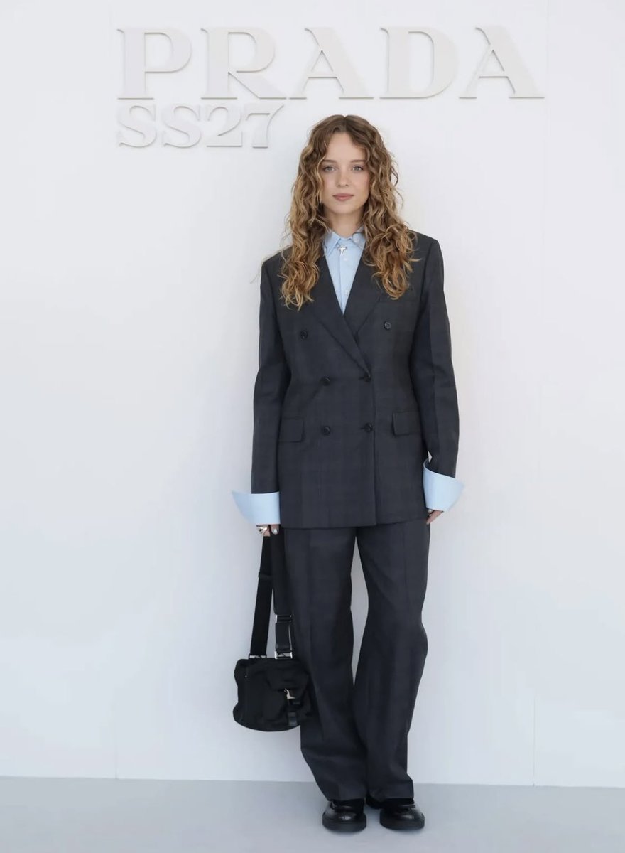 infobobragason's tweet photo. A MULHER NÃO CANSA DE SERVIR! 📸 | Novo registro de Bo Bragason durante o evento da Prada, em Milão. Simplesmente impecável! 🤍 https://t.co/fvlQ3eVYXN