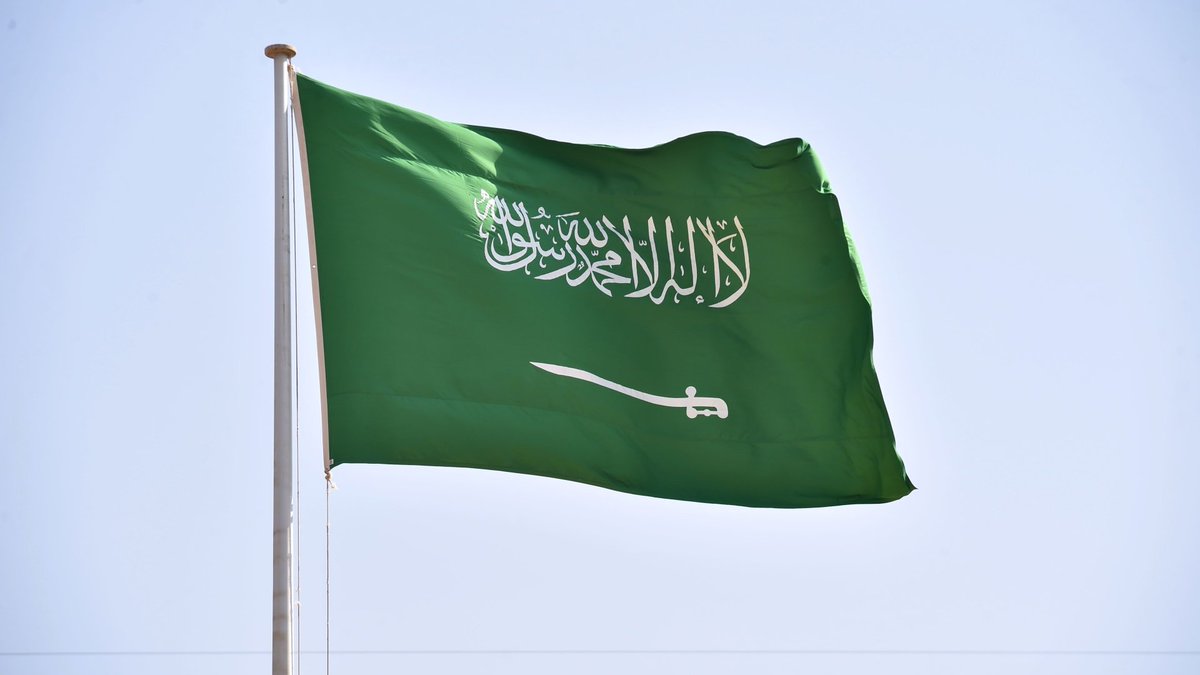 KhalidAlrubish's tweet photo. عشية الاحتفال باليوم الوطني للمملكة في نسخته السادسة والتسعين، تتوشح المدن والمناطق السعودية باللون الأخضر، وتزدان الشوارع والميادين والمباني بالأعلام والإضاءات الخضراء.. مظاهر الاحتفاء بهذه المناسبة، تعزز مشاعر الولاء للوطن والحب والتقدير للقيادة الرشيدة.. وتتنوع هذه المظاهر بين عروض الألعاب النارية والعروض الجوية والبحرية والمسيرات والبرامج الثقافية والتراثية وغيرها.